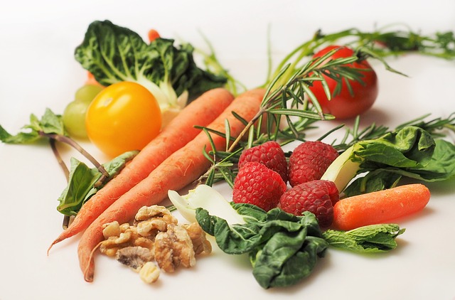 Os legumes, frutas ou frutos secos são excelentes fontes de vitaminas e oligoelementos. Fonte: Pixabay Legumes frescos, cenouras, tomates, framboesas, frutos secos, soltos.