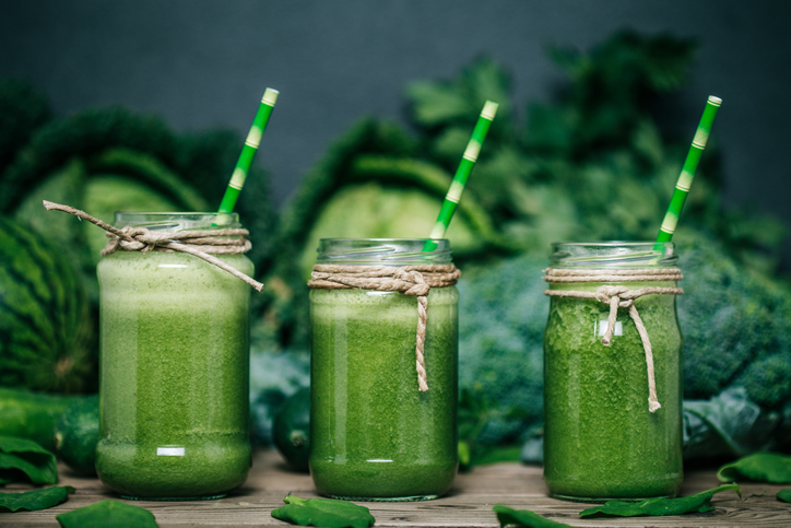 Batido de legumes Fonte: Getty Images Batido de vegetais verdes, três copos, couve, brócolos e ervilhas ao fundo
