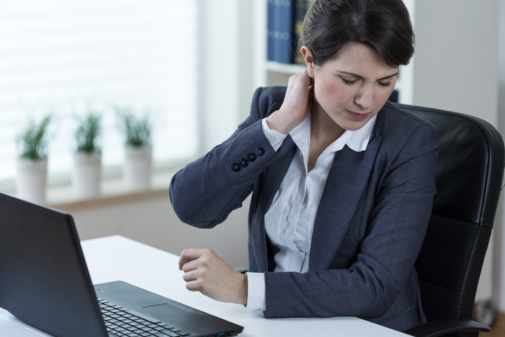 O trabalho prolongado ao computador como causa de dores na coluna cervical Foto de origem: Getty Images Uma mulher tem dores na coluna cervical devido a um trabalho prolongado num computador e a uma posição sentada prolongada