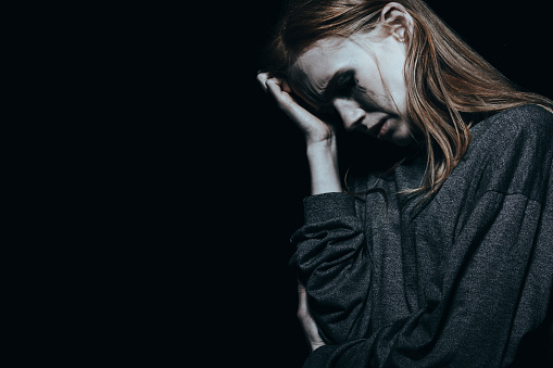 Depressão. Fonte: Getty Images mulher deprimida, a chorar e a segurar a cabeça