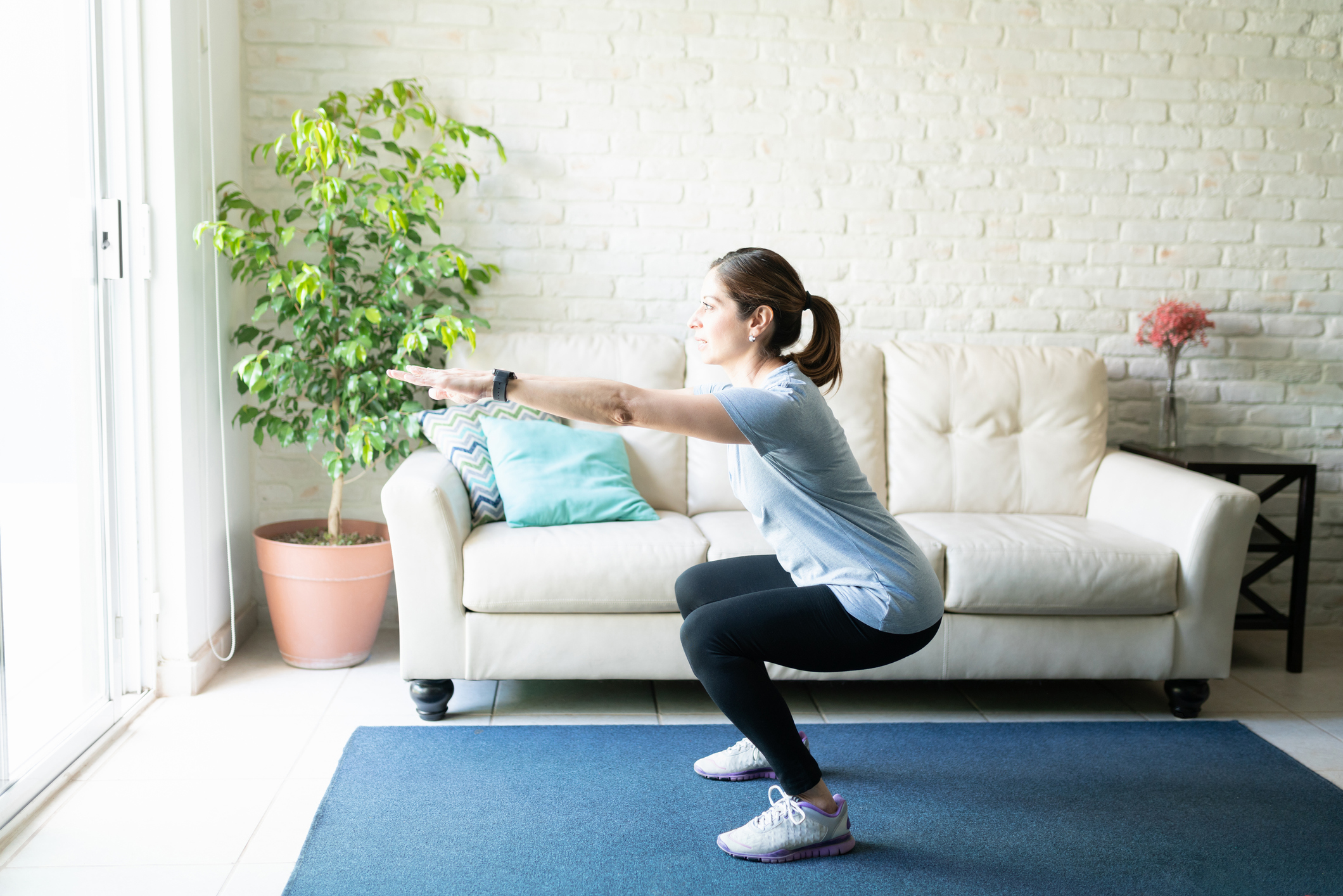 A versão mais difícil deste exercício é com os braços estendidos: Getty Images A versão mais difícil deste exercício é com os braços estendidos: Getty Images
