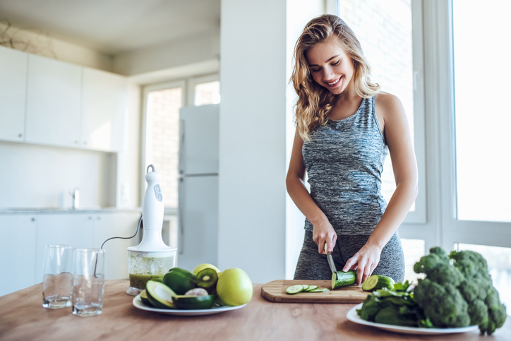 Muitos especialistas recomendam a toma de ácido fólico antes de engravidar. Fonte: Thinkstock Uma jovem mulher está a cortar legumes na cozinha.