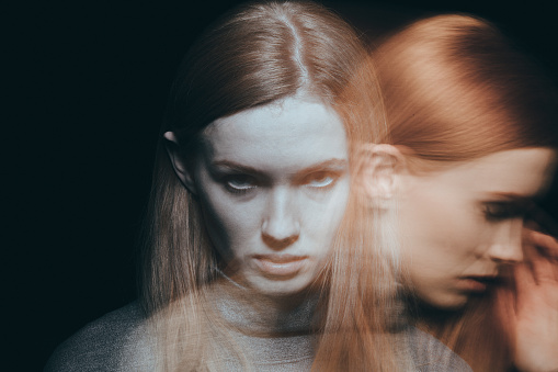 Perturbação afectiva bipolar: mania vs. depressão: Getty Images mulher com duas caras