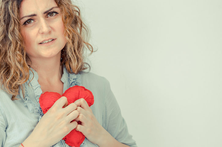 Proteja o seu coração o melhor que puder. Foto: Thinkstock mulher a segurar um coração de peluche vermelho