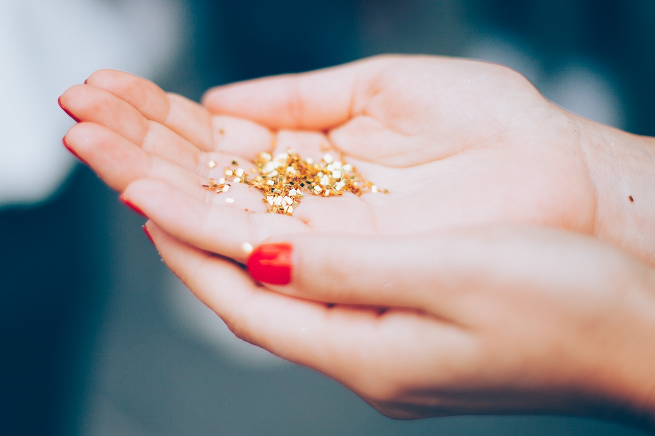 As mãos também merecem cuidados. Fonte: Pixabay Mãos de mulher segurando pó de ouro
