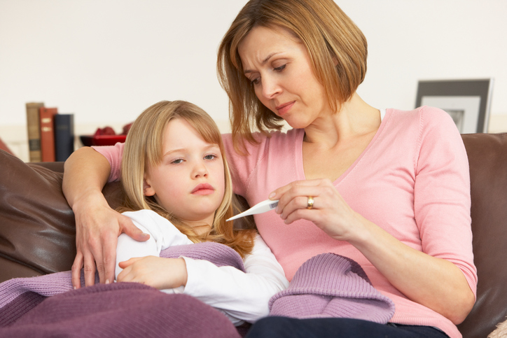 As bactérias e os bolores, em particular, desenvolvem-se bem em ambientes quentes e húmidos, que são também uma causa comum da gripe de verão. Foto: Thinkstock Mãe preocupada mede a temperatura da filha