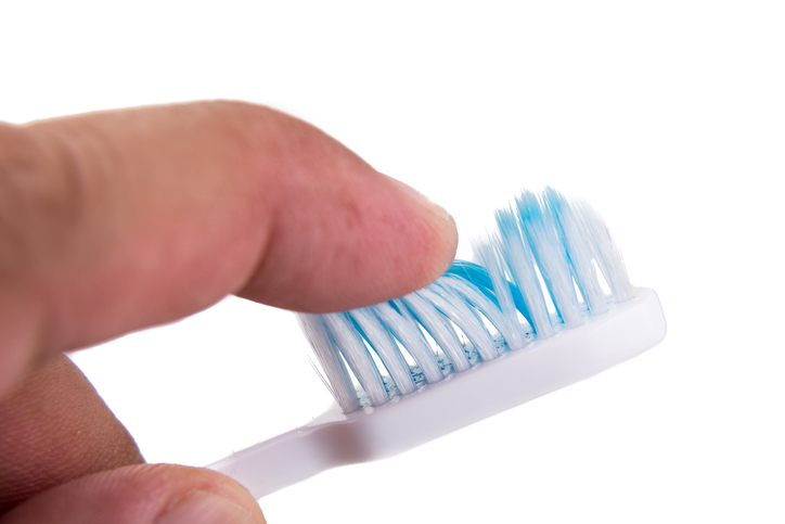 A dureza das cerdas da escova de dentes é crucial: Getty Images Escova de dentes, testar a dureza das cerdas com o dedo, dedo indicador