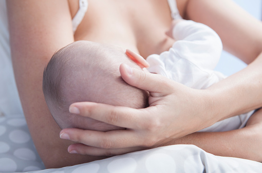 Nos bebés, a amamentação pode causar inchaço no peito: Getty Images amamentação