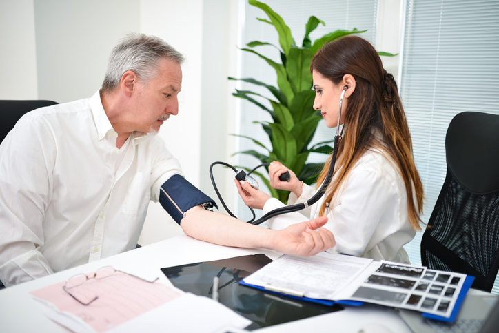 É conveniente efetuar um exame para detetar possíveis causas diferentes. Foto: Getty Images Um médico mede a tensão arterial de um homem