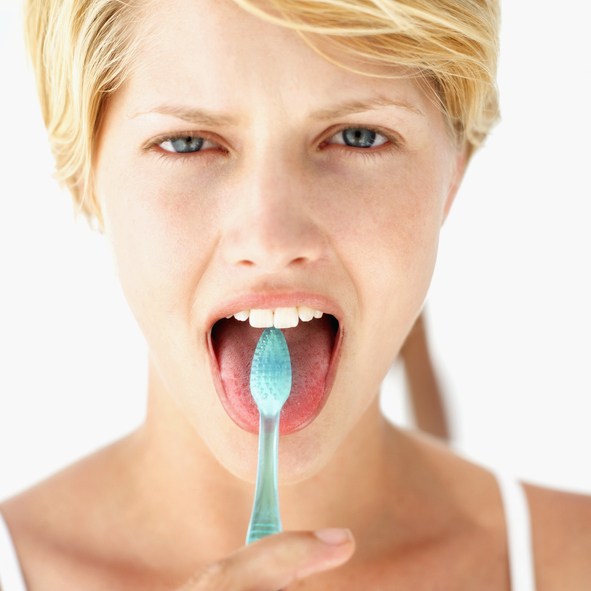Escovar a língua é importante: Getty Images É importante limpar a língua com uma escova de dentes