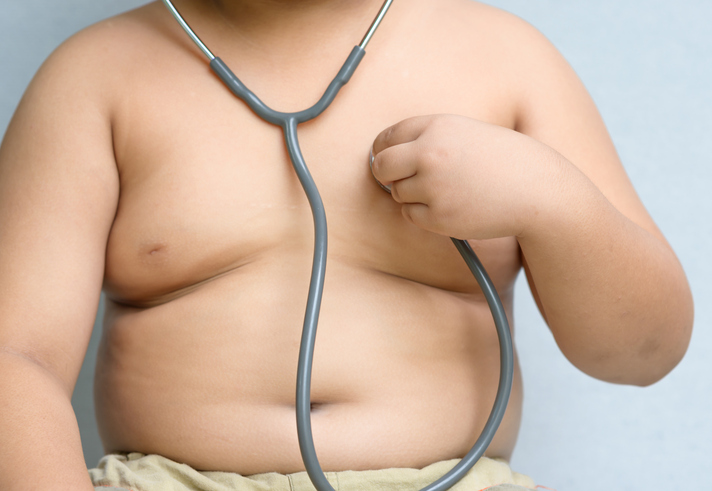Na infância, é a causa de doenças graves, entre as quais a diabetes e a hipertensão arterial. Fonte da foto: Getty Images O rapaz tem excesso de peso, é obeso