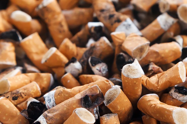 O tabagismo é uma causa comum de inflamação e tosse. Foto: Getty Images pontas de cigarro
