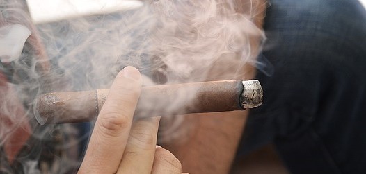 O movimento em zonas com fumo destrói o cabelo. Fonte da fotografia Getty Images charuto, fumo de cigarro, ambiente com fumo