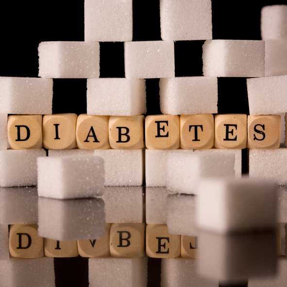 A diabetes mellitus (diabetes) provoca uma má cicatrização das feridas. Fonte da foto: Getty Images A imagem mostra a diabetes mellitus ou diabetes, cubos de açúcar e a inscrição