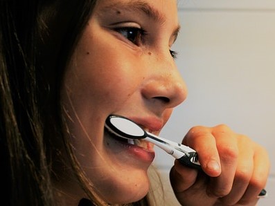 A escovagem regular é importante: Getty Images rapariga a lavar os dentes