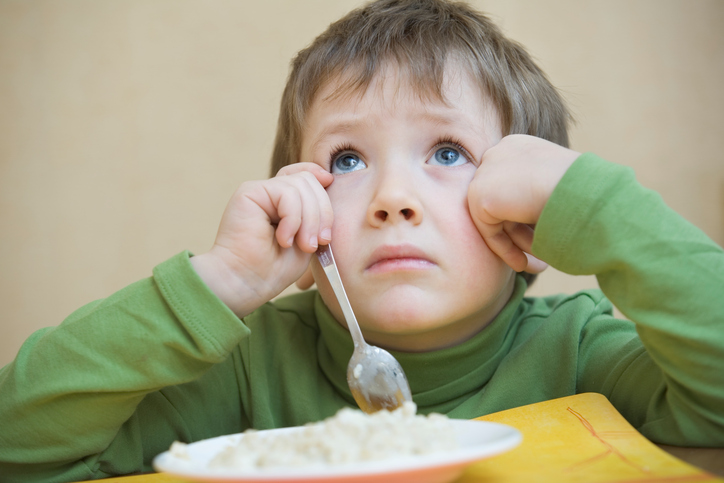 Inflamação do trato respiratório superior ou infeção na cavidade oral, a dor é agravada apenas pela deglutição. Fonte da foto: Getty Images A criança senta-se sobre o prato, não quer comer, tem uma perturbação da deglutição devido a uma inflamação da cavidade oral