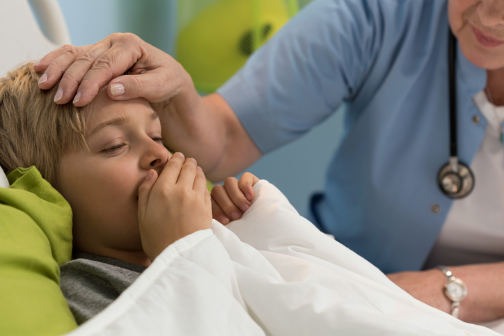 A tosse crónica nas crianças deve ser investigada em profundidade. Fonte da foto: Thinkstock Photos criança doente a tossir