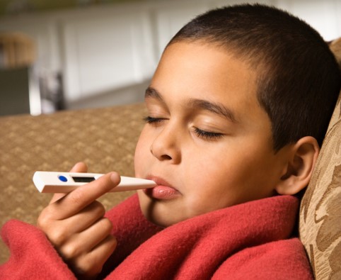 A febre sobrecarrega o coração, seguida de uma constipação nas extremidades. Foto: Thinkstockphoto A criança mede a sua temperatura corporal com um termómetro digital na boca