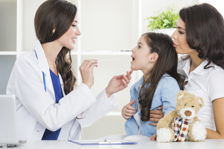 Em qualquer idade, é importante fazer um exame profissional e determinar o tratamento adequado: Getty Images Médico a examinar a dor de garganta de uma rapariga