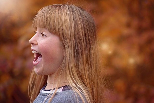 Espessamento da voz mesmo após esforço excessivo. As cordas vocais precisam de repouso. Foto: Thinkstock photos A rapariga grita, estica as cordas vocais