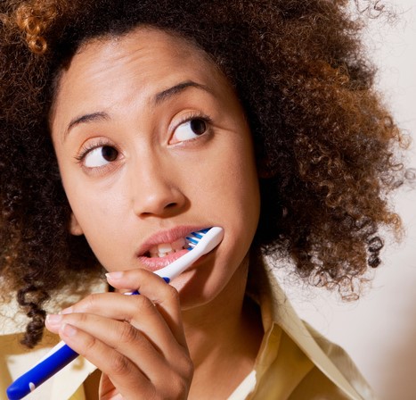 A higiene regular e correcta é importante. Fonte: Getty Images Mulher a escovar os dentes