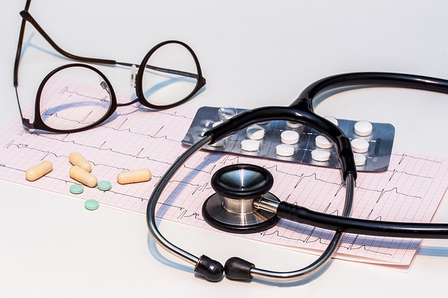 fonendoscópio, medicamentos, ECG, óculos