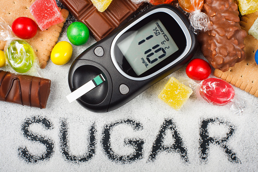 O açúcar urinário ocorre quando os níveis de açúcar no sangue são superiores a 10 mmol/l. Fonte Getty Images glucómetro produtos de confeitaria
