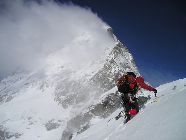 Em altitudes superiores a 2500 metros existe o risco de edema pulmonar relacionado com a altitude. Fonte da fotografia: Getty Images Montanhista, montanha, neve, escalada, risco de edema pulmonar de altitude