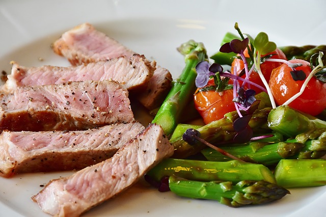 Carne, legumes, prato
