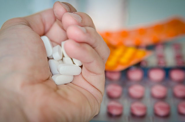 Os medicamentos para a tosse dividem-se em função do seu efeito. Fonte da fotografia: Getty Images medicamentos na mão e também nas bolhas