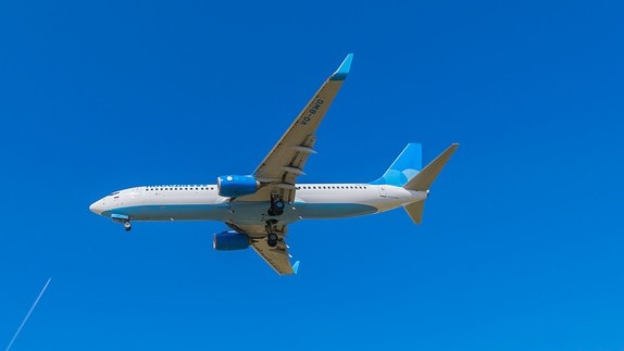 Céu azul, avião