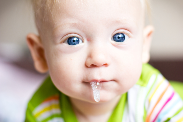 Em crianças pequenas, como sinal de crescimento dos dentes. Fonte da foto: Thinkstock photos Uma criança pequena, um bebé, baba-se, cresce-lhe o primeiro dente