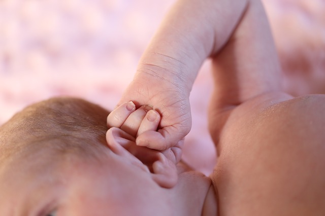 Comum em crianças mais pequenas, mas também em crianças maiores. Fonte da foto: Thinkstock Photos uma criança pequena (bebé) segura a orelha com a mão