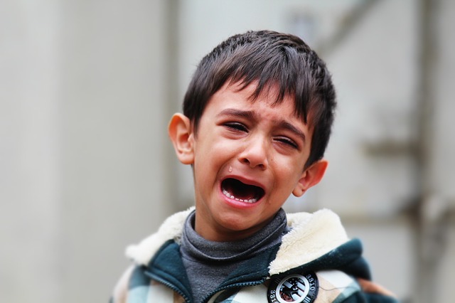 Nas crianças, o pior é o stress, o aumento da carga psicológica. Fonte foto: Getty Images menino a chorar, stress psicológico