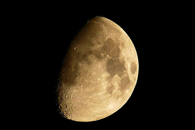 Vários factores estão associados ao chichi na cama durante a noite. Fonte da foto: Getty Images noite, lua, céu noturno