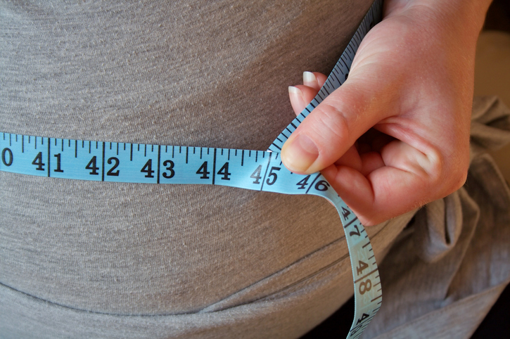 Sobrepeso e obesidade como consequência de um distúrbio alimentar Foto de origem: Getty Images Medição da cintura, medição do perímetro, excesso de peso, obesidade