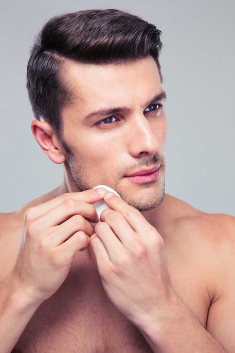 Os cavalheiros também não devem descurar a higiene. Fonte da foto: Thinkstock Photos o homem limpa a sua pele com um cotonete