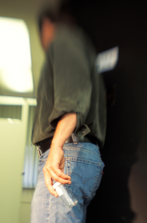 Mesmo na prostatite. Fonte da foto: Thinkstock photos Um homem vai à casa de banho para recolher urina para exame, tem um tubo na mão