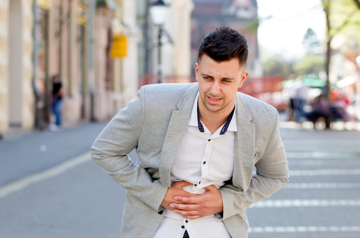 O diafragma desloca-se em direção à cavidade abdominal ao inspirar e, consequentemente, a dor agrava-se: Getty Images O homem tem dores abdominais, que podem ser agravadas pela respiração