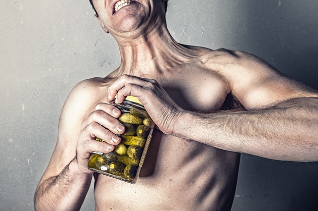 O homem é fraco, não consegue abrir um frasco, está meio despido