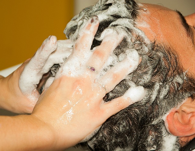 Alergia ao champô ou higiene inadequada como causa de comichão. Fonte da foto: Thinkstock photos os homens lavam o cabelo e lavam a cabeça com champô, com as mãos no cabelo