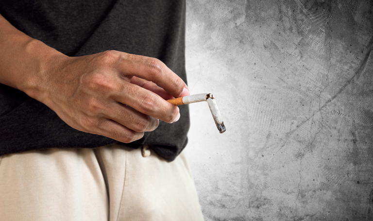 um homem com um cigarro partido indica disfunção erétil