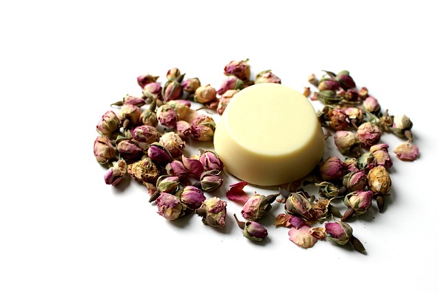A seleção cuidadosa do sabonete é necessária. Os produtos naturais são os melhores para a pele oleosa. Fonte da foto: Getty Images Sabão natural, flores secas, cuidados da pele