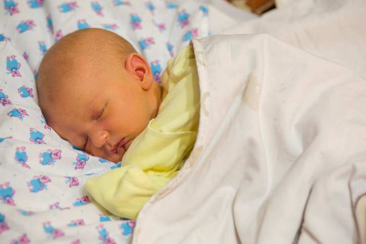 Afecta 45-65% dos recém-nascidos, na maioria dos casos não é um sinal da doença. Fonte da foto: Getty Images Recém-nascido, deitado no berço, vestido, coberto, iterícia neonatal, pele amarelada