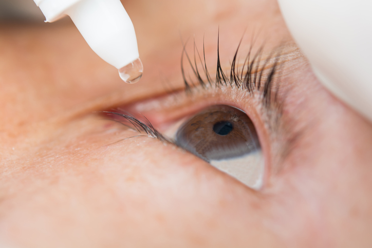 As lágrimas artificiais ajudam a combater a síndrome do olho seco. Fonte da foto: Getty Images Gotas oculares, aplicação no olho, olho