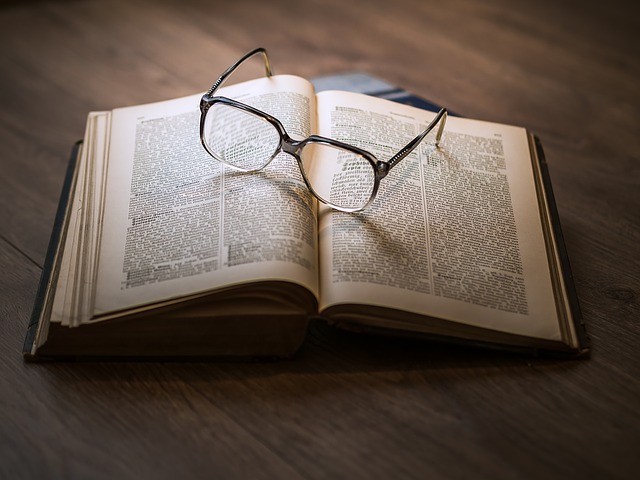 Óculos, livro, deficiência visual