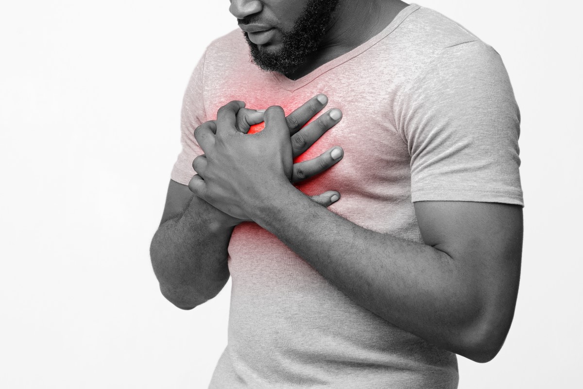 Azia e dor no peito = uma experiência desagradável. Fonte da foto: Getty Images Homem com o peito apertado, azia
