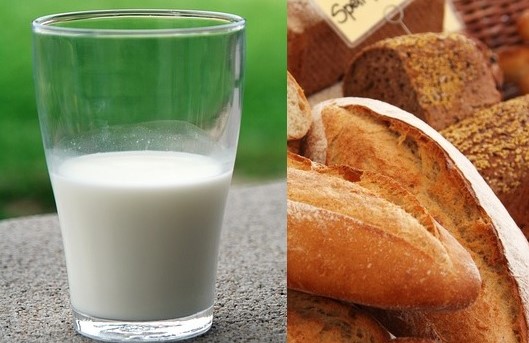 um copo de leite de vaca e vários produtos de pastelaria