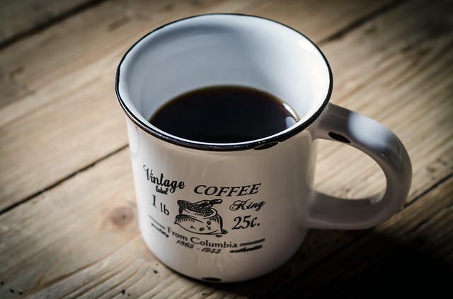 O café e o chá da manhã fazem-no urinar: Getty Images chávena de café numa mesa de madeira
