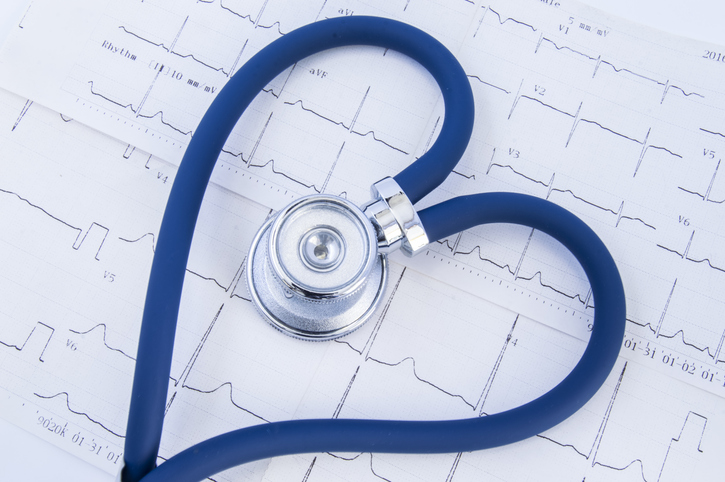 Fonendoscópio em forma de coração colocado no registo ECG